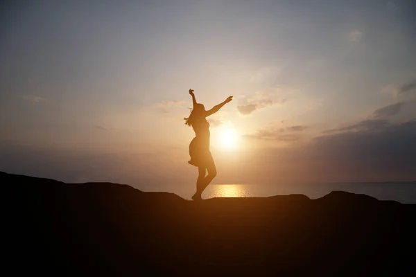 Silhouette Mädchen tanzt auf dem Hintergrund eines schönen Sonnenuntergangs — Stockfoto