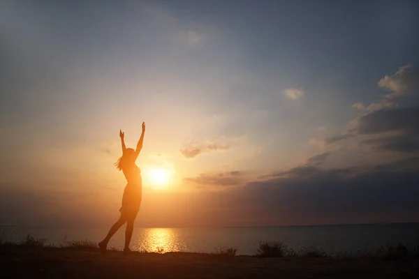 Sziluettjét lány táncol a háttérben a gyönyörű naplemente — Stock Fotó