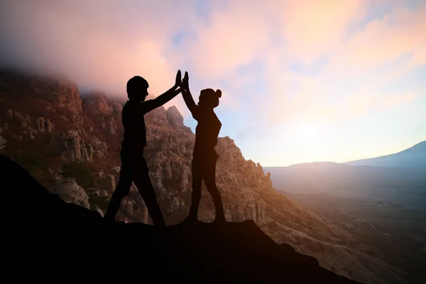 Mannelijke en vrouwelijke wandelaars beklimmen bergklif en een van hen geven helpende hand. Mensen helpen en, team werk concept. — Stockfoto