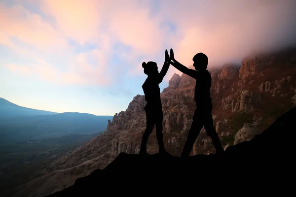 Mannelijke en vrouwelijke wandelaars beklimmen bergklif en een van hen geven helpende hand. Mensen helpen en, team werk concept. — Stockfoto