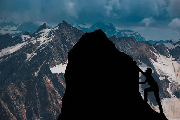 Férfi és női túrázók másznak fel a hegyi sziklán, és egyikük segítő kezet nyújt. Emberek segítik és, csapatmunka koncepció. — Stock Fotó