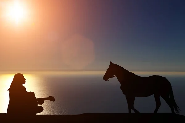Silhouet van een paard loopt door de zee en een meisje speelt gitaar op een achtergrond van een prachtige zonsondergang — Stockfoto