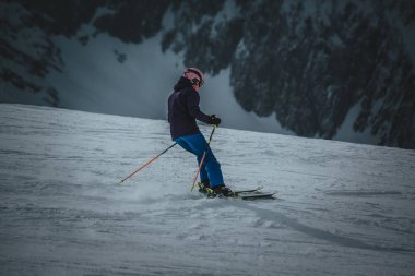 Erkek snowboard yamaçta sürmek. Kayak Merkezi. Metin için yer
