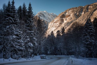 Kışın kar altında yüksek dağlar