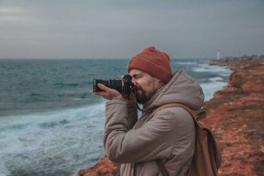 Deniz feneri isteyen adam