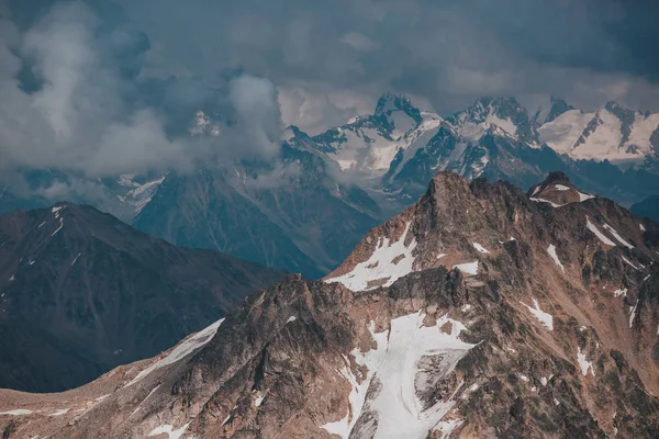 Elbrus, montagne in estate. Grandi montagne del Caucaso dal Monte Elbrus — Foto Stock