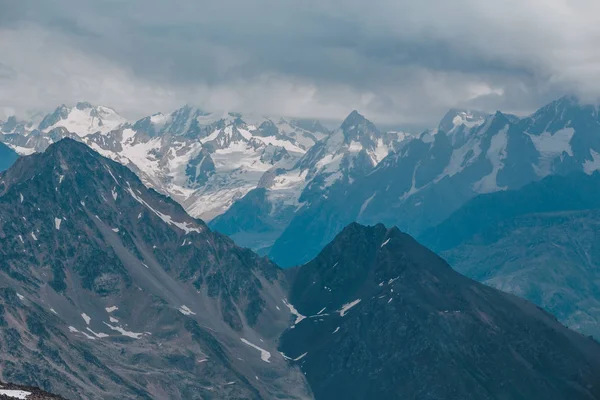 Elbrus, montagne in estate. Grandi montagne del Caucaso dal Monte Elbrus — Foto Stock