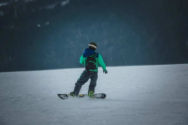 Erkek snowboard yamaçta sürmek. Kayak Merkezi. Metin için yer — Stok fotoğraf