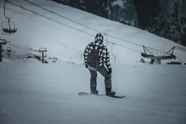 Erkek snowboard yamaçta sürmek. Kayak Merkezi. Metin için yer — Stok fotoğraf