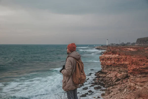 Mann sucht Leuchtturm am Meer — Stockfoto