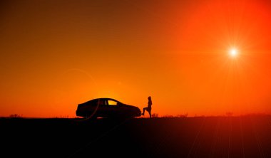 Genç kızla ve kırık araba.