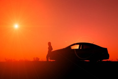 Genç kızla ve kırık araba.