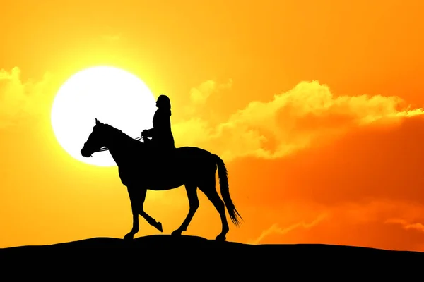 Sylwetka, kobieta i koń biegną przez horyzont, gdy słońce zachodzi.. — Zdjęcie stockowe