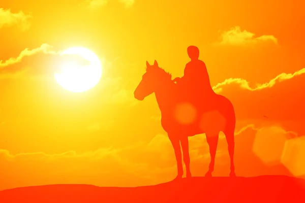 Silhouette oder Frau und Pferd laufen über den Horizont, wenn die Sonne untergeht. — Stockfoto