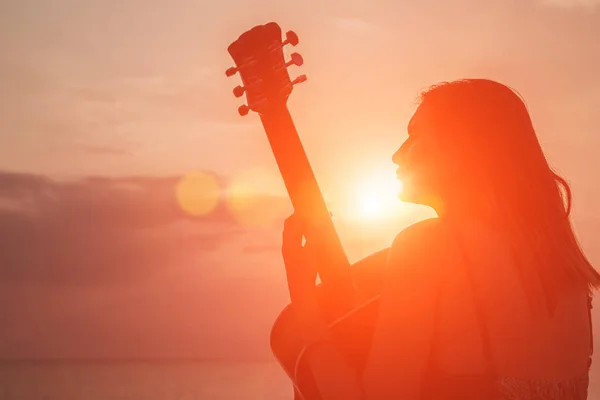 Vrouw Gitaar Met Zonsondergang Silhouet — Stockfoto