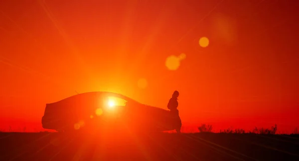 Menina com e carro quebrado . — Fotografia de Stock