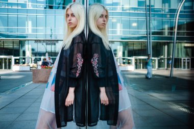 Sarı saçlı bir kız yürüyor. 