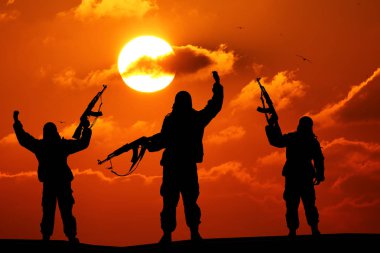 Askeri asker veya memur batımında silahlarla silüeti. atış, elinde silah, renkli gökyüzü, dağ, arka plan