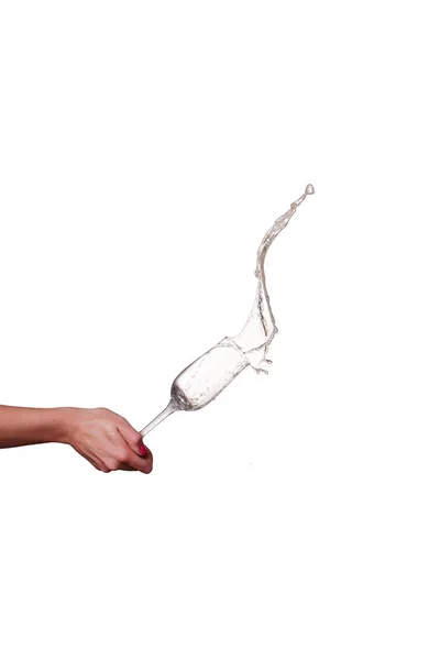 Chapoteo de champán de vidrio con mano femenina aislada — Foto de Stock
