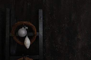 Çatı katındaki siyah duvar yeni yıl ve Noel için dekore edilmiştir..