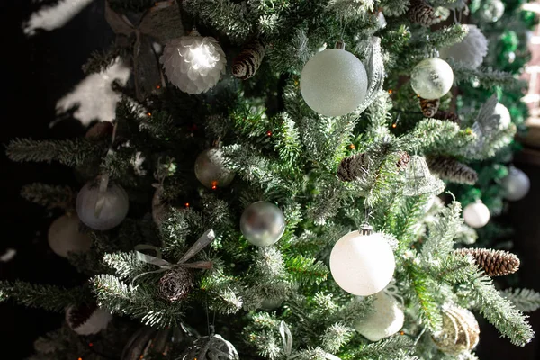 Schöner Weihnachtsbaum mit festlichem Dekor auf dunklem Hintergrund. Raum für Text — Stockfoto