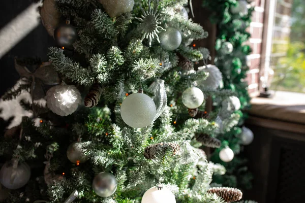 Schöner Weihnachtsbaum mit festlichem Dekor auf dunklem Hintergrund. Raum für Text — Stockfoto