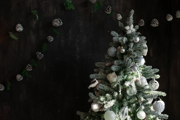Schöner Weihnachtsbaum mit festlichem Dekor auf dunklem Hintergrund. Raum für Text — Stockfoto