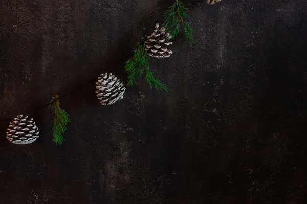 The black wall in the loft room is decorated for the New Year and Christmas. — Stock Photo, Image