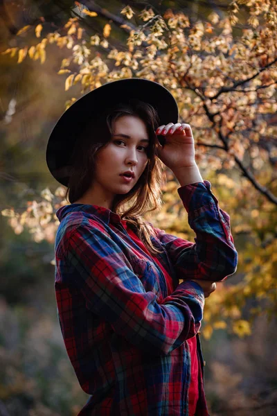 Menina bonita viajando na floresta no outono — Fotografia de Stock