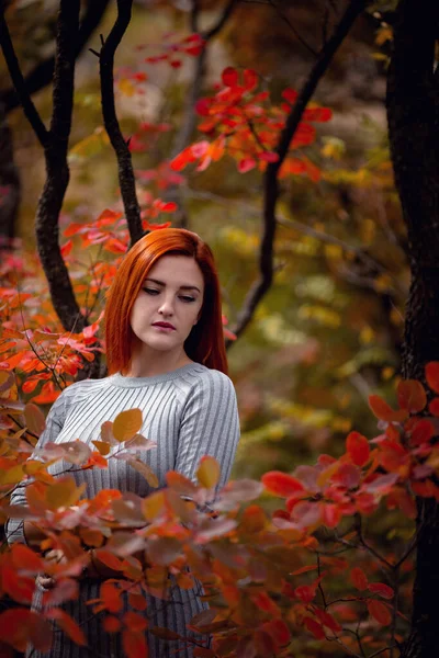 Mulher jovem bonita gosta do calor do outono — Fotografia de Stock