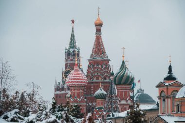 St. Moskova 'daki Basil Katedrali karla kaplıydı