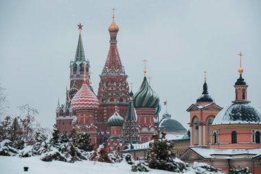 St. Moskova 'daki Basil Katedrali karla kaplıydı