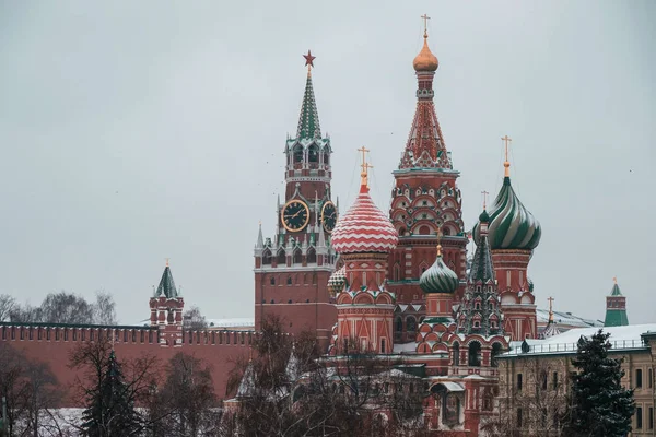 St. Catedral de Basílio em Moscou coberto de neve — Fotografia de Stock