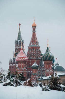 St. Moskova 'daki Basil Katedrali karla kaplıydı