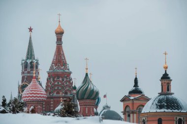 St. Moskova 'daki Basil Katedrali karla kaplıydı