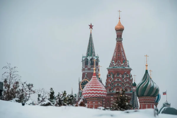 St. Catedral de Basílio em Moscou coberto de neve — Fotografia de Stock