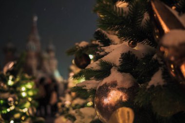 Kar yağarken Moskova 'da Noel Fuarı