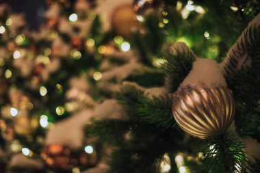 Kar yağarken Moskova 'da Noel Fuarı