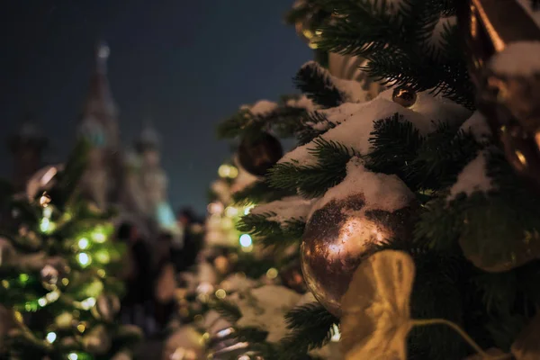 Kerstmarkt in Moskou 's avonds terwijl sneeuw — Stockfoto