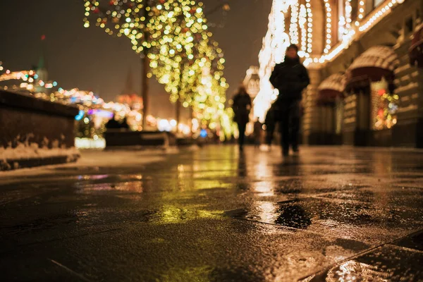 Feria de Navidad en Moscú por la noche mientras nieve — Foto de Stock