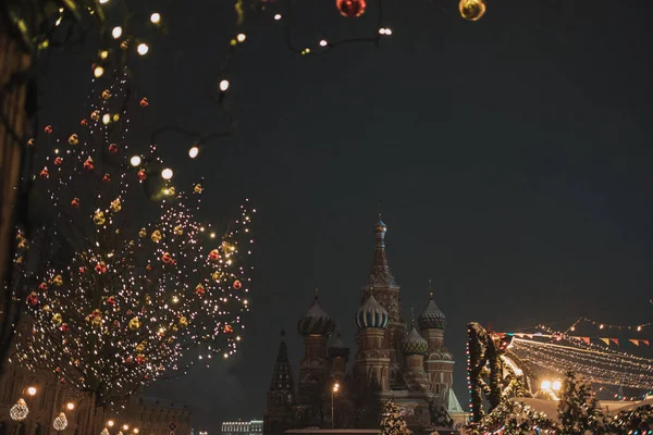 Feria de Navidad en Moscú por la noche mientras nieve — Foto de Stock