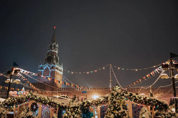 Karácsonyi vásár Moszkvában este, miközben hó — Stock Fotó