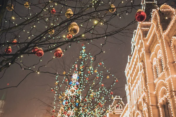 Feira de Natal em Moscou noite enquanto neve — Fotografia de Stock