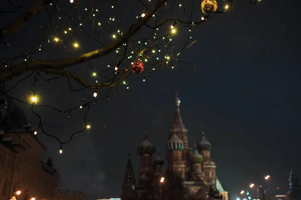 Рождественская ярмарка в Москве вечером под снегом — стоковое фото