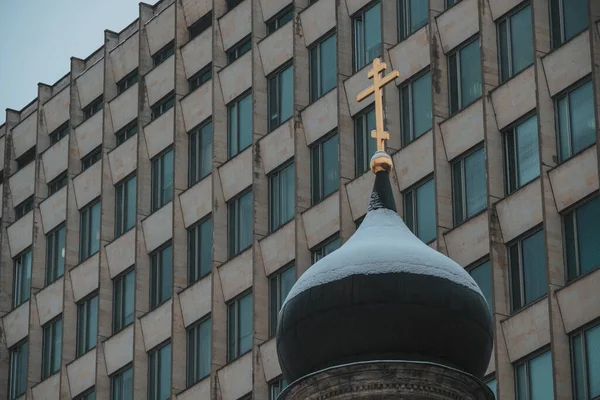 Cúpula da Igreja Ortodoxa no fundo do centro de negócios, Moscou, Rússia — Fotografia de Stock