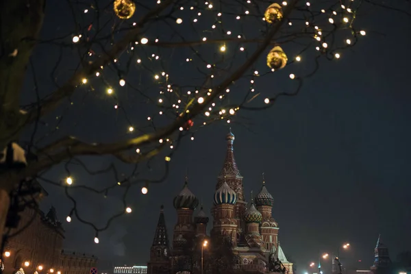 Kerstmarkt in Moskou 's avonds terwijl sneeuw — Stockfoto