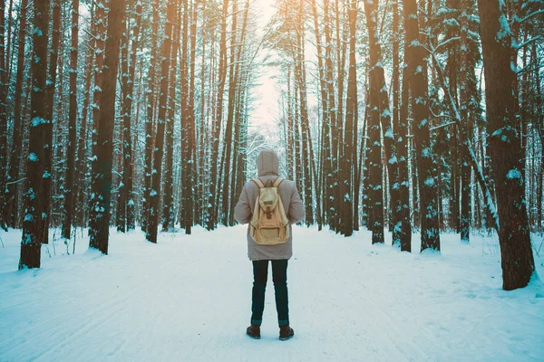 Νεαρός σε χειμερινό χιονισμένο δάσος — Φωτογραφία Αρχείου