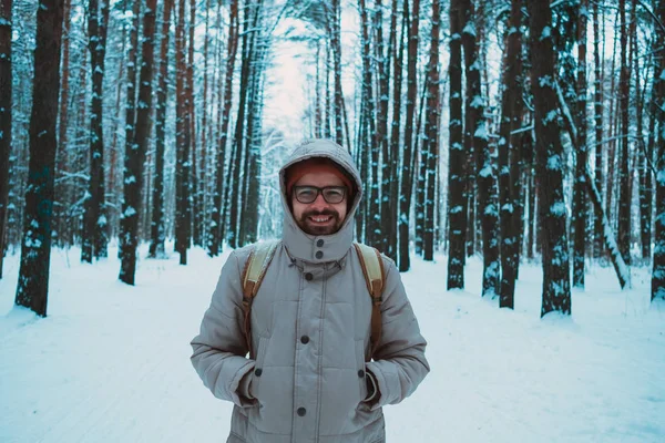 Giovane in una foresta innevata invernale — Foto Stock