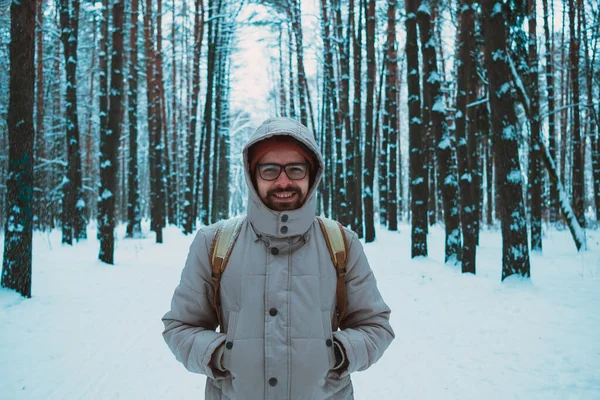 Giovane in una foresta innevata invernale — Foto Stock