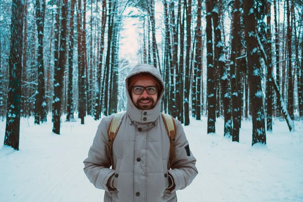 Giovane in una foresta innevata invernale — Foto Stock